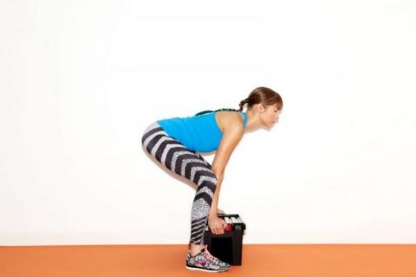 Kutu diz hizanza geldiinde bacaklarnzn arkasnda hafif bir yanma hissedeceksiniz. Tam bu noktada kutuyu hafife yere indirin