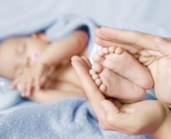 Gebelik srasnda annenin ncesinde, doumdan sonra da bebein sigara dumanna maruz kalmas akcier fonksiyonlarnda bozulma ve astma neden olmaktadr. zellikle ailede astm yks var ise sigara dumanndan kanlmaldr.