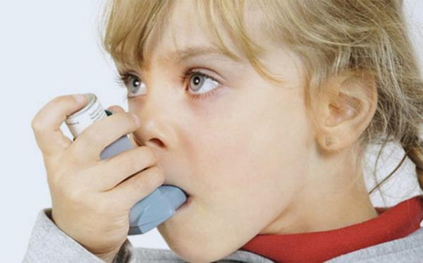 Sigara astm gelimesinde son derece nemli olumsuz evre faktrlerinden biridir. Hem gebelik srasnda hem de sonrasnda sigaraya maruz kalmak astm grlme orann artrmaktadr.