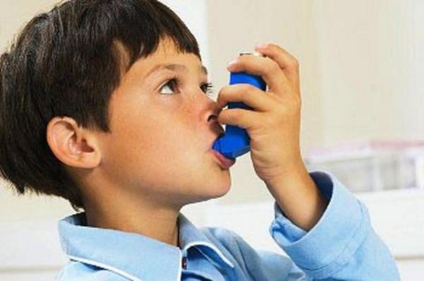 ocuklarda astm daha ok geceleri veya sabaha kar ortaya kan ksrk ataklar ile seyreder. Efor ve egzersiz ataklarn ortaya kmasn kolaylatr. Gste skma hissi veya nefes darl daha az rastlanan bulgulardr.