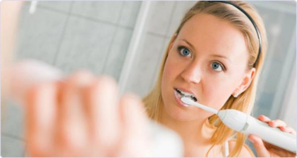 Az kokusu ile savamak iin dil ve di fralamak, bol su imek, az kokusu yapan gdalardan kanmak gerekir. Btn bu nlemlere ramen az kokunuz devam ediyorsa mutlaka di hekiminize bavurun.