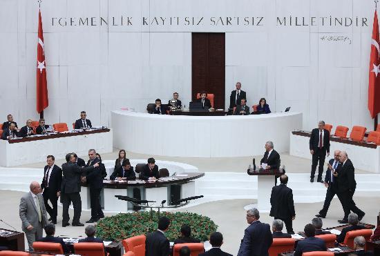 Aradan sonra sz alan AK Parti Grup Bakanvekili Ahmet Aydn, Trkkan&#8217;n Ak Parti sralarna kadar gelerek Recep zel&#8217;i lmle tehdit ettiini ve bariz kfrler savurduunu belirterek, knama cezas verilmesini istedi. MHP Grup Bakanvekili Halaolu, olayn bir ksmnn ara verildii iin tutanaklara yansmadn belirterek, yaplan tasvip etmediklerini syledi.