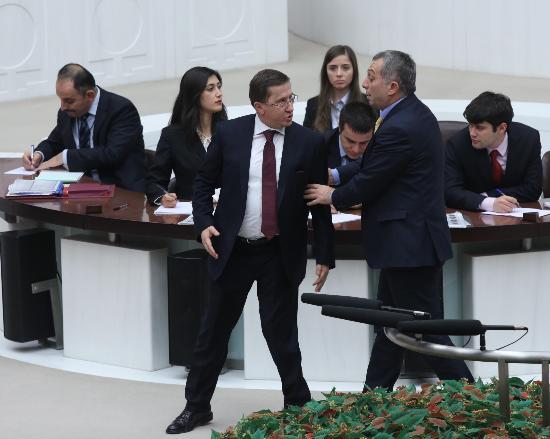 TBMM Genel Kurulu&#8217;nda sakin sren grmeler, bir anda MHP ile AK parti milletvekilleri arasndaki kavgayla kart. AK Parti Milletvekili Recep zel&#8217;in krsde konuan MHP&#8217;li Haydar Akar&#8217;a att sz zerine balayan tartma, MHP&#8217;li Ltf Trkkan&#8217;n karmasyla kavgaya dnt.