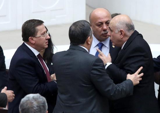 Daha sonra sz alan Recep zel ise &#8220;Biz sayn Akar ile her zaman latife yaparz. Ancak sevgi ve savg erevesinin dna hi kmadk. Ancak malum kii, buraya kadar gelerek seni Isparta blgesinde ldrtrm. Szlerine buradaki arkadalar ahittir. Ettii kfre arkadalarmda ahittir. o terbiyesizliin dzeyine inmeye niyetli deilim. Gereinin yaplmasn istiyorum&#8221;dedi.