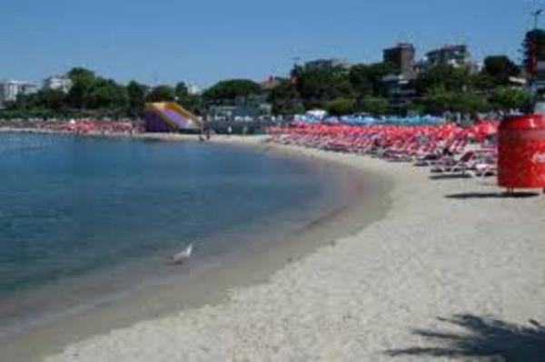 <b>stanbul'un yzmeye elverili olmayan noktalar...</b>  <p><b>Kkekmece Meneke Plaj skele n</p></b>