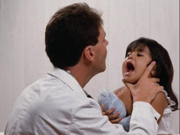 Balgamsz ksrk, kurudur ve boazda bir gck verir. Eer ksrkle birlikte balgam ad verilensv geliyorsa buna ?prodktif ksrk? denir.