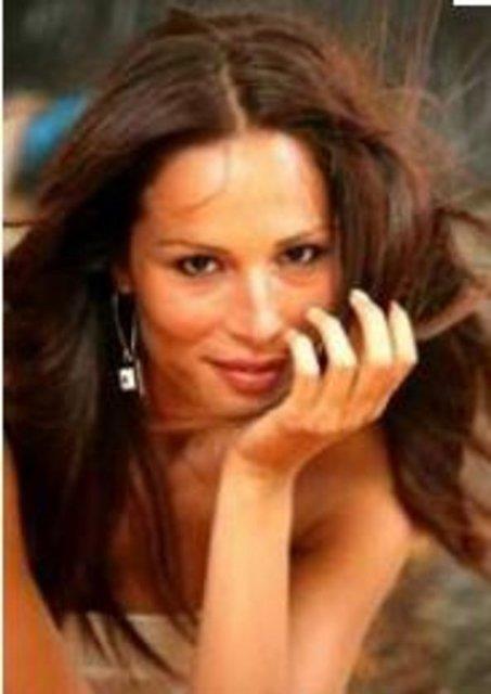 Bir sre ABD'de yaayan Duran ilk zamanlarda iyi ngilizce konuamad iin zorluk ekmi. Ama sonra DVD izleyerek kendi kendine yabanc dil renmi.