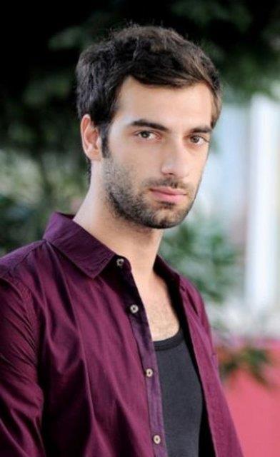 Kayp ehir'in oyuncusu lker Kaleli, ngiltere'de yksek renim grd.