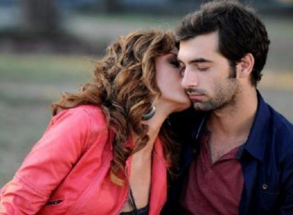 yi derecede ngilizce biliyor.