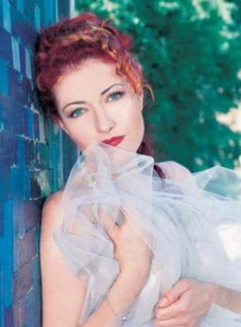 Galatasaray Lisesi'ni bitiren Eretin iyi derecede Franszca biliyor.