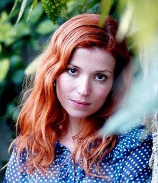 Almanya'da doup byyen Erge, iyi derecede Almanca biliyor. Erge'in ngilizce'si de akc.