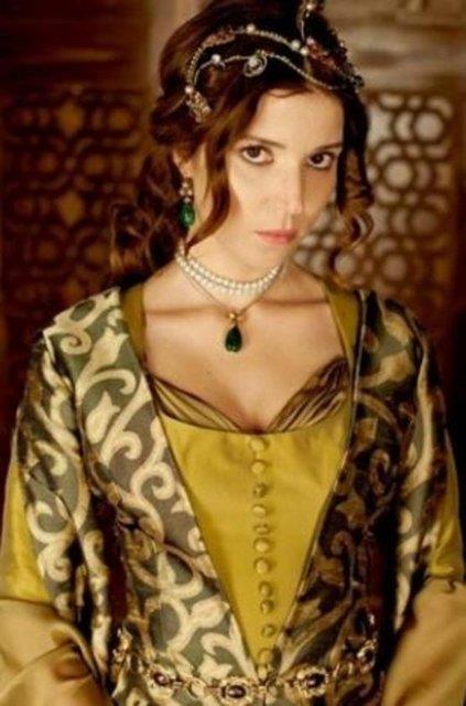 Muhteem Yzyl dizisinin Hatice Sultan' Selma Erge, Trk bir baba ile Alman bir annenin kz.