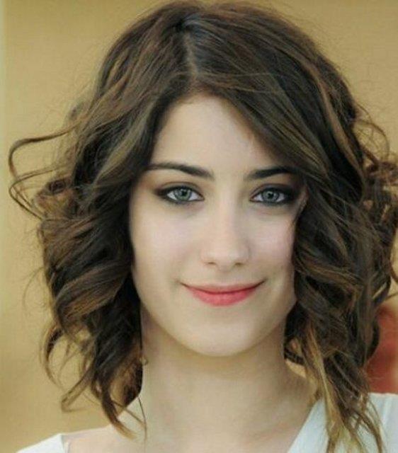 Hazal Kaya, talyan lisesi mezunu.