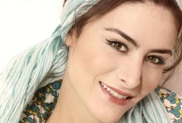 yi derecede Franszca biliyor.