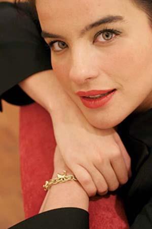 ahnaz akralp stanbul Alman Lisesi'ni bitirdi.