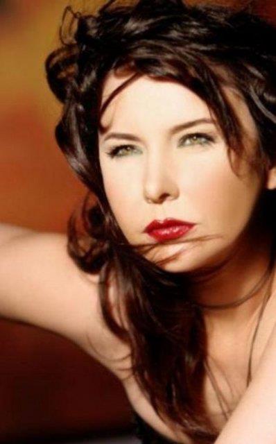 ebnem Ferah, bir sre stanbul niversitesi ngiliz Dili ve Edebiyat blmnde okudu.