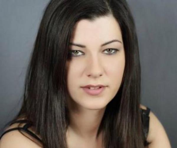 Makedonca biliyor, Trke'si ok iyi. Bunun yansra svece, ngliizce, Srpa konuuyor. Biraz da Bulgarca biliyor.