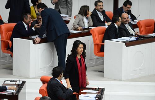 Kadn milletvekilleri, Mecliste son dnemde artan kfrl szlere ilgin eylemlerle tepki gsterdi. nce Meclis'e boyunlarna taktklar krmz earplarla gelen milletvekilleri, daha sonra TBMM Bakan Cemil iek'i ziyaret etti, ardndan da yazl bir basn aklamas yapt.