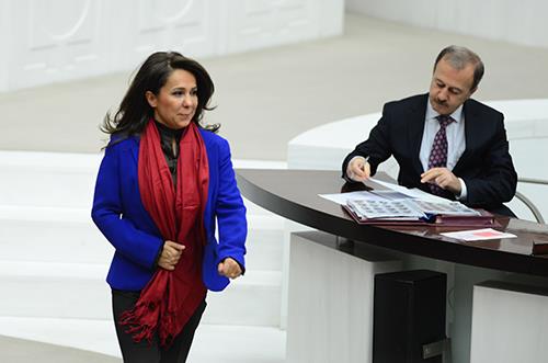 "Kadn Milletvekilleri" ismiyle yaplan yazl aklamada unlar kaydedildi: "Bizler 24'nc dnem Kadn Milletvekilleriyiz. Her birimiz farkl partilere mensubuz ama bugn birlikte, ortak bir aklda bulutuk.