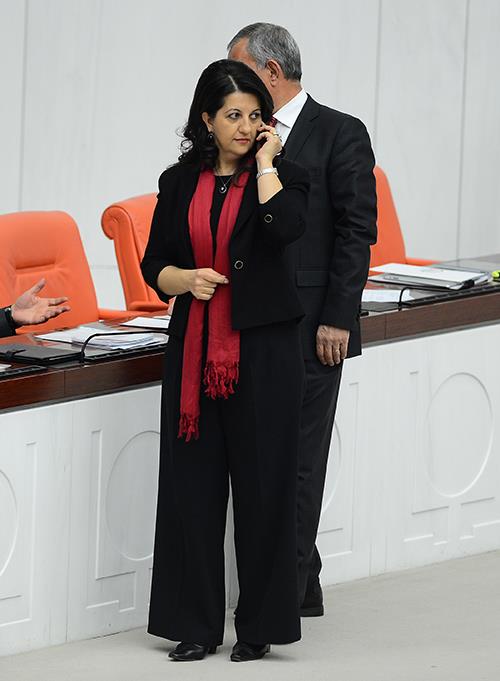 Ne bir adm nde ne de bir adm arkada. TBMM her dncenin tartlabilecei bir mekandr. Ama TBMM?de kfr asla ve asla kullanlmamaldr.