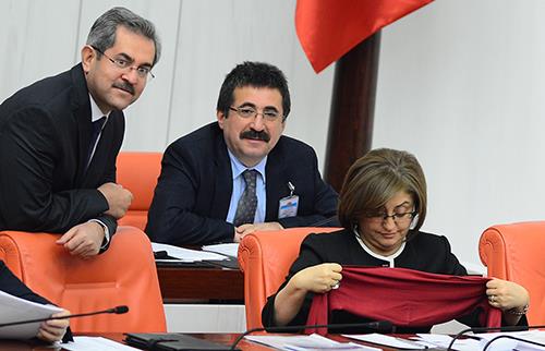 Bugn boynumuzdaki bu earpla Genel Kurul'da tank olduumuz irkin davran ve szleri protesto ediyoruz. Krmz renkleri setik, hukuk dilinde krmz hukukun ceza daln temsil eder.