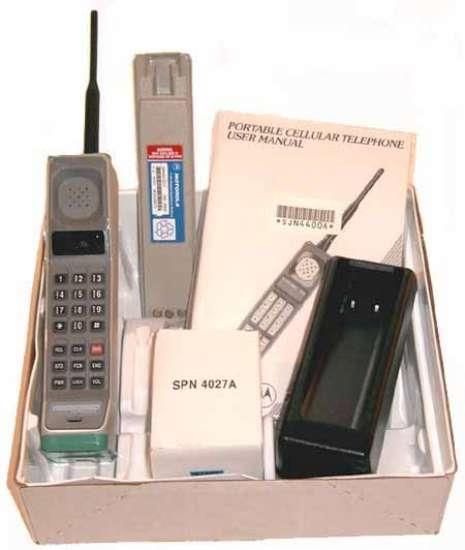 �lk cep telefonu    D�nya’ da ilk piyasaya s�r�len cep telefonu bak�nca, ne kadar geli�ti�imizin fark�na varabiliyoruz. Resimdeki telefon Motorola DynaTAC 8000X . �l��leri 13 x 1.75 x 3.5″. Bu tu�la b�y�k�l���ndeki telefona 1983 y�l�nda sahip olmak isteseydiniz 3.995 $’ � g�zden ��karman�z gerekecekti, �imdi ise bu telefona �ok komik bir rakama ula�mak m�mk�n.  T�rkiyede ise ilk cep telefonu g�r��mesi 23 �ubat 1994 tarihinde d�nemin ba�bakan� tansu �iller’in cumhurba�kan� s�leyman demirel’i aramas� ile ger�ekle�mi�tir.