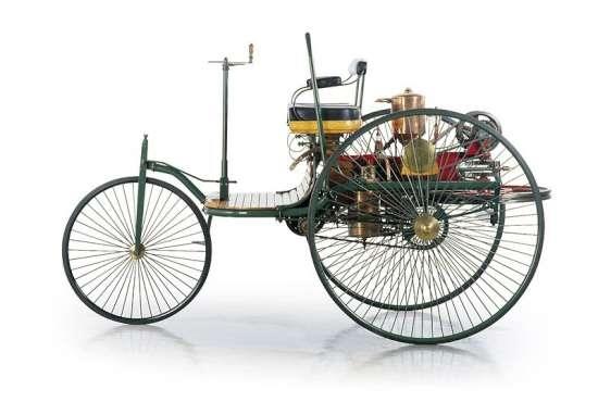 D�nyan�n ilk arabas�    D�nyan�n g�n�m�zdeki anlam�yla ilk motorlu arabas�n� merak ettiniz mi? Fazla merakta b�rakmadan hemen soyleyeyim. Karl Benz 1886 y�l�nda asagida bir diyagramini, fotosunu ve sonra youtube videosunu gorebileceginiz, Benz Motor Car patentini almis. Daha sonra Benz diger bir otomobil oncusu Gottlieb Daimler ile birleserek Daimler-Benz'i ve sonra da Mercedes-Benz'i kurmustur.