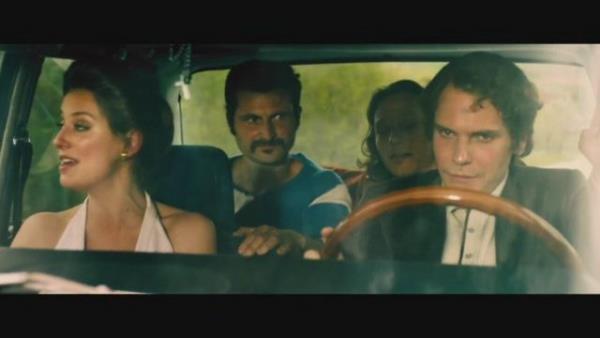 Retro damarn gnmzn hz algsyla doldurup o dnemin baarl araba yar filmlerini (Bkz. "lmnle Yaranlar", "Byk Yar") desatre edilmi, koyultulmu, karizmatik renklerle glendiren "Zafere Hcum", Ron Howard'a ok ey borlu.