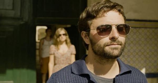 Seslerin, fluluklarn devreye girdii, sar-sepya arasndaki renk paletinin bir hayat izgisine dnt, Leone'ye benzer bir grsel yap ina ediyor.