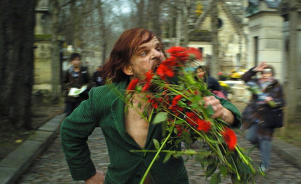 Elbette Leos Carax'n cinliini ierirken, onun "Kt Kan"dan ("Mauvais Sang", 1986) bu yana en arpc eserine dnmekte zorluk yaamyor "Kutsal Motorlar"...