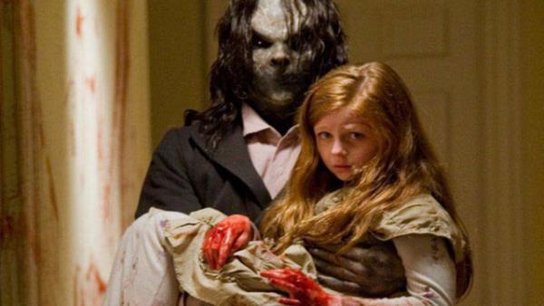 'Lanetli ev' meselesini dntrrken de beklenmedik, artc ve gnmz kitlesini memnun edecek dehlizlere alyor. Bu dorultuda "Ruhlar Blgesi"nin izinde glenen bir esere dnmekte zorlanmyor.