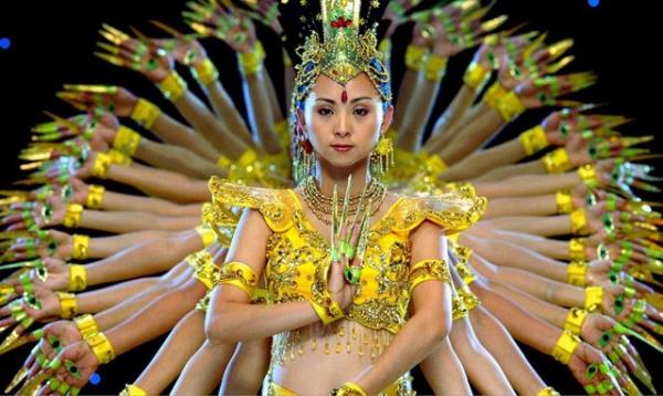 Kendisinin 20 sene nce 70mm ektii "Baraka"dan (1992) sonra ikinci uzun metrajl ii, dnyada olup bitenlere, reenkarnasyon arayna, hayat dngsne, kymlara, rejimlere ve sanayilemenin yarattklarna dikkat ekiyor