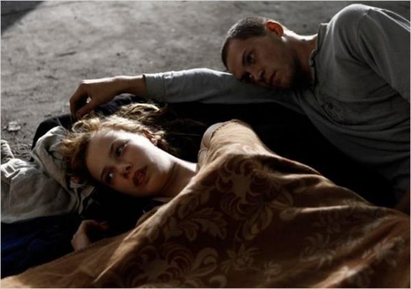 Bir Nazi ailesinin 14 yandaki kznn ilk cinsel deneyimini yaay ekline, varolu servenindeki kimliksizlik sorununa ve Hitler'in intiharnn evresinde yaadklarna odaklanyor.