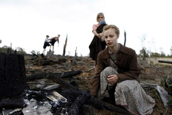 Shortland, iirsel, stilize ve byleyici anlamlar kartt ikinci byme hikayesinde de baar yakalyor. 2. Dnya Sava Almanya'snda yaanan koulsuz kyma farkl bir keden bakyor.