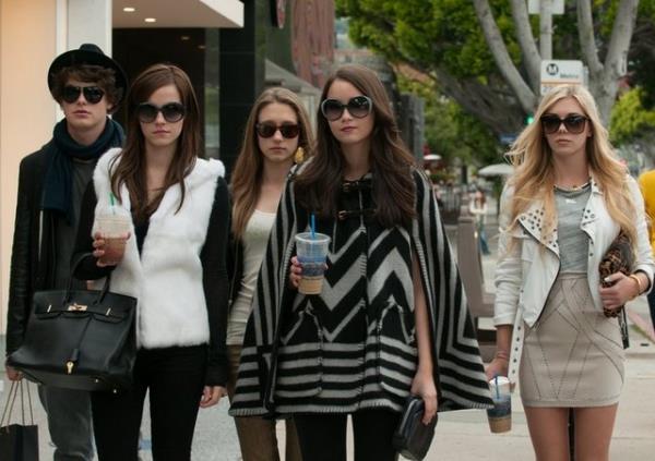 Sofia Coppola ise bu kimlik hrszln ya da kokoluk itirafn belgesele yakn bir slupla ele alyor