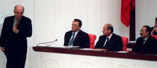 Bir hatrlamakta fayda var. Boyutu 50 milyar dolar aan, siyasi maliyeti ise bundan kat ve kat fazla olan o kriz aslnda neden kmt? Hangi bankalar neden batm ve bu bankalarn devralnmasnn Trk halkna maliyeti ne olmutu?