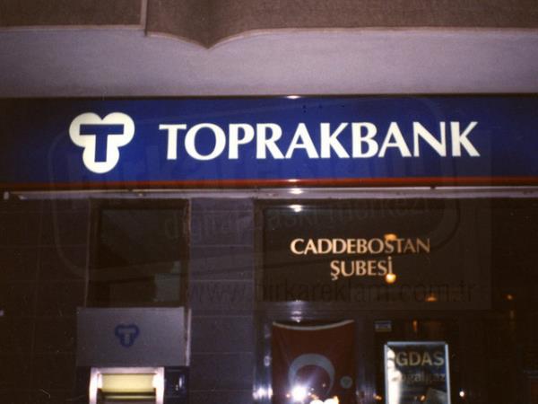 30 Kasm 2001 tarihinde Halis Toprak'n bankas Toprakbank, 880 milyon dolarlk devir zararyla TMSF ynetimine geti.