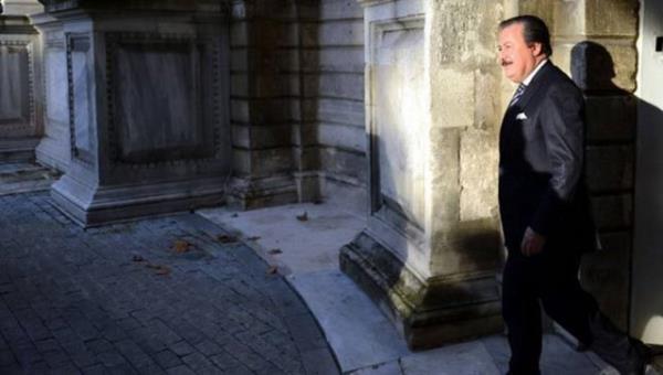 Bunlar arasnda Cavit alar'n 2.86 milyar dolar kaynak aktarlan nterbank', Garipolu'nun 2.63 milyar dolar kaynak aktarlan Smerbank', Erol Aksoy'un 1.99 milyar dolar kaynak aktarlan ktisat Bankas, Din Bilgin'in Etibank' vard.