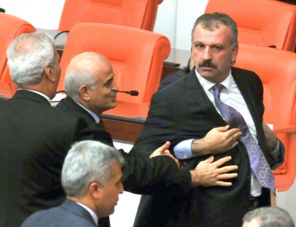 Listemizin son blmnde klaryla semenlerin gnlnde taht kuran (!) ve gz kamatran isimler var. OF'lu olan AK Parti stanbul Milletvekili Oktay Saral'n sinirlendiinde neler yapabileceini grdk. Vallahi Oktay Saral'dan korkulur...