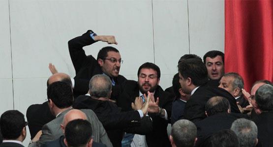 te TBMM'de sinirlerine hakim olamayan AK Parti, MHP, BDP ve CHP'li baz milletvekilleri...