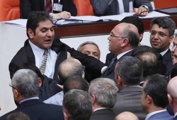 Trkiye Byk Millet Meclisi'nde gn gemiyor ki bir kavga ve hakaret yaanmasn. irkin grntlerden hem vatanda hem Meclis Bakan hem de baz vekiller rahatsz...