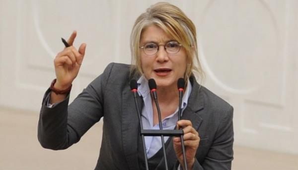 Gelelim Emine lker Tarhan'a... Nur Serter'le birlikte Meclis'te en ok dikkat eken isimlerden biri olan Tarhan, genel bakannn gzne girmek iin byk aba sarf ediyor.