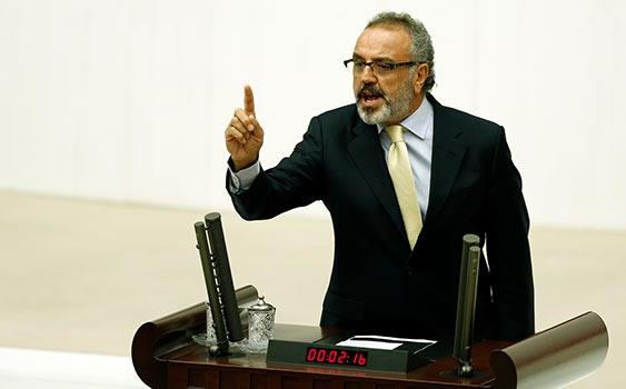 Hasip Kaplan kadar olmasa da Meclis'te klaryla n planda olan bir dier BDP'li de Srr Sakk. ou zaman yapt uzlamac konumalarla sempati kazanan Sakk, bu sempatikliini yapt klarla bir anda kaybedebiliyor. Sakk'n son olarak AK Partili Oya Eronat'a ynelik szledii "Otur yerine acsnn keyfini karan kadn" szler, bunun en byk gstergesi...