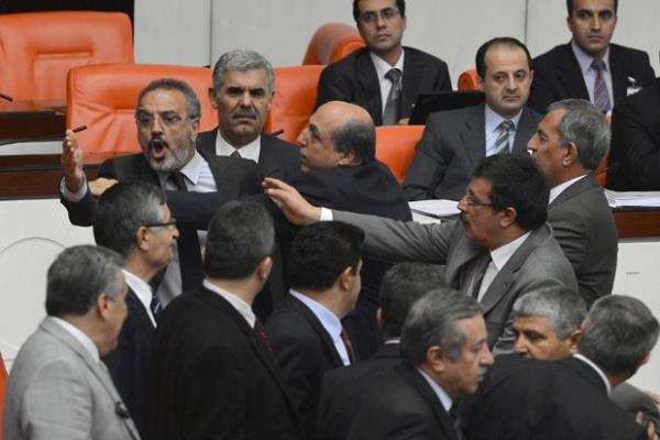 TBMM Bakan Cemil iek'in de rahatsz olduu kavga-grltler ne zaman bitecek bilinmez ama bu isimlerin semenin gznden dt sylemek de fayda var...