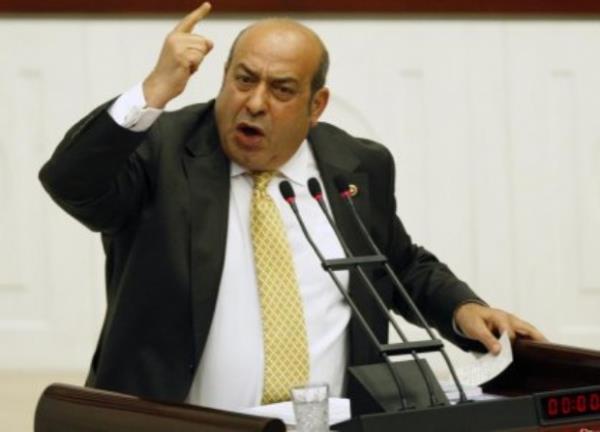 BDP rnak Milletvekili Hasip Kaplan, Meclis'te konuma yaparken frlatt bardakla neredeyse zdelemi durumda. Kaplan, BDP'nin en gergin vekili olarak listeye girmeye hak kazand.