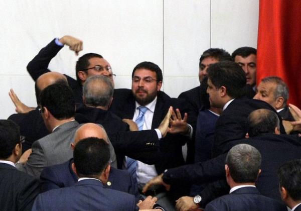 Listede bir de srpriz yer ald... AK Parti Konya Milletvekili Mustafa Ak. AK Partili Ak, gen yann verdii havayla zaman zaman Meclis'te kendini tutamyor.