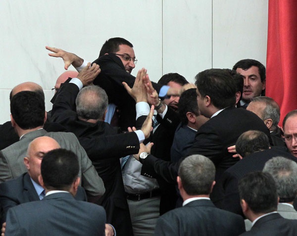 te o anlardan biri... 2012 ylnda Bakanlk Divan nnde baz milletvekilleri birbirine yumruk atmaya alt. Kavga srasnda Ak'n kzgn hali fotoraf karelerini yansd.