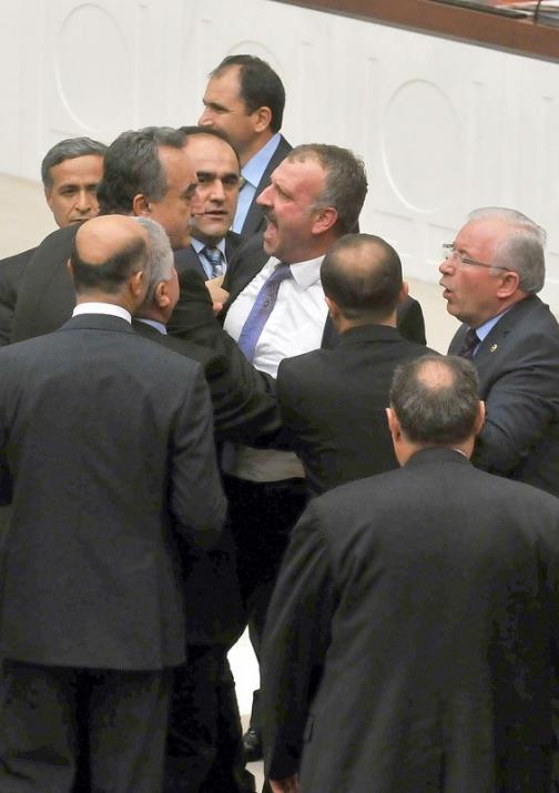 Barma, hakaret, ekitirme, kavga ve kfrlemeler... Futbol deyimiyle 'bunlar Meclis'te grmek ve duymak istemediimiz hareketler'