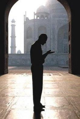 Karn iyice ackmadan bir ey yemezdi. Sofradan tam doymadan kalkard. Yemek Yiyii : Var olan reddetmezdi, bulunmayan aratrmazd.nne ho yiyeceklerden ne konursa konsun yerdi.Ancak tiksindii bir ey olursa kendisi yemez, bakalarnada haram klmazd.Hi bir zaman yemee kusur bulmamtr.