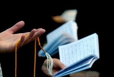 Kimi zaman ksaca "Allah'm! Senin adnla lr, senin adnla dirilirim" anlamnda "Allhmme bismike emt ve ahy" der (Buhr, Daavt 7, 8) bazen daha uzun dualar okur, sonra kendisini bir tr lm kabul ettii uykunun kollarna brakverirdi..